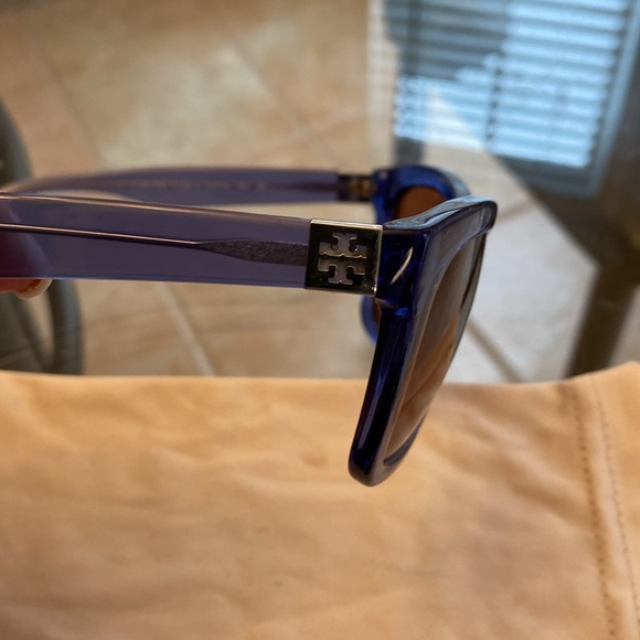 Beautiful like new Tory Burch blue sunglasses Fabric case and Hard case included - Picture 2 of 4